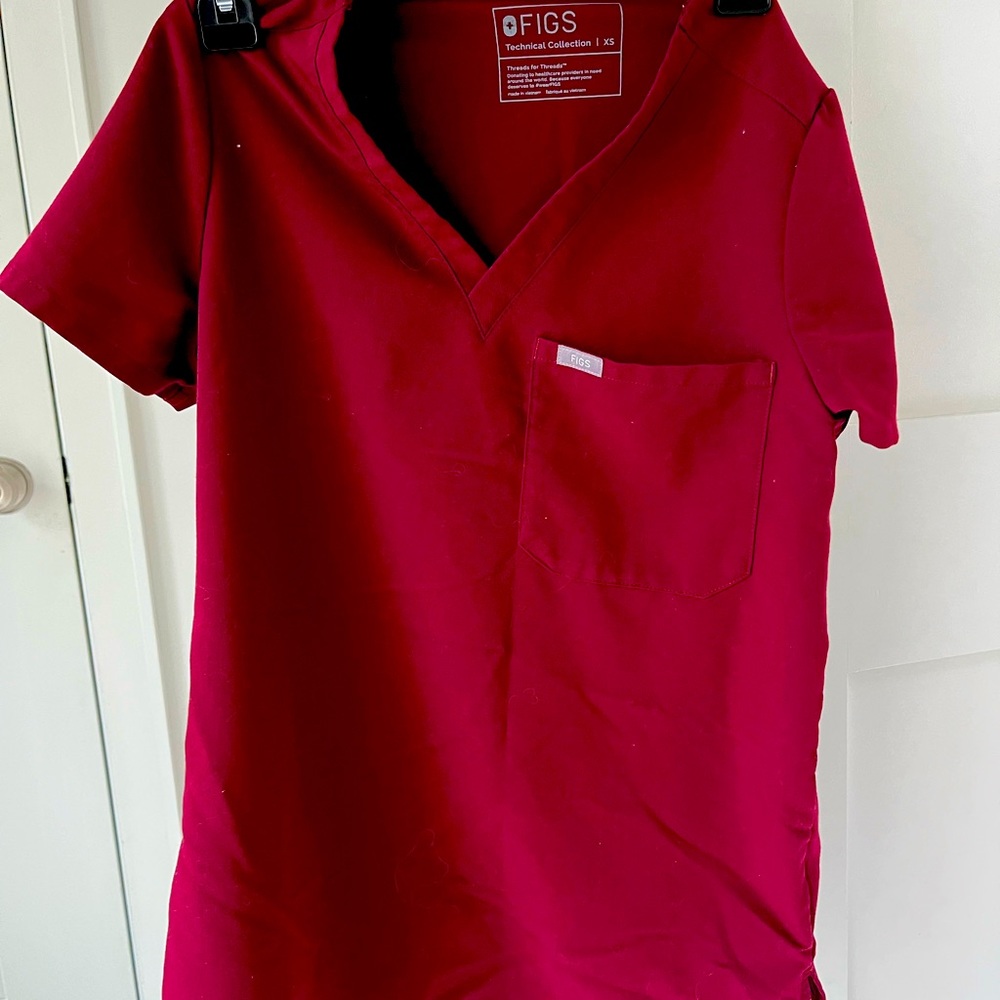 Figs XS burgundy one pocket top